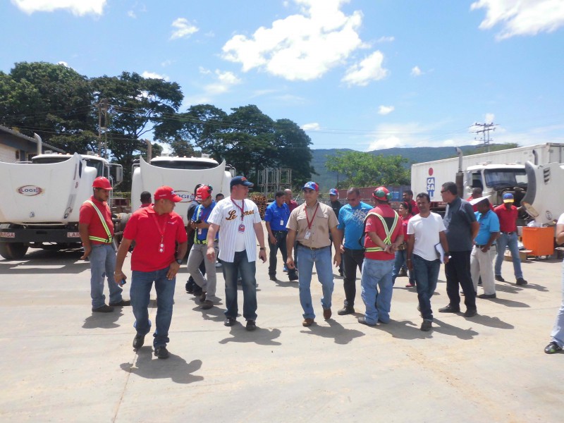 Ing Anibal Fuentes recorriendo frigorífico con autoridades de Casa
