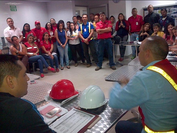 Min. Bello e Ing. Fuentes con clase trabajadora de Logicasa