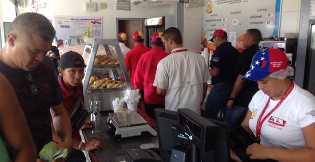 La Híper Arepera Café Restaurante Venezuela abre sus puertas de lunes a lunes de 6 de la mañana a 8 de la noche