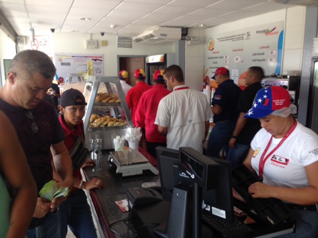 La Híper Arepera Café Restaurante Venezuela abre sus puertas de lunes a lunes de 6 de la mañana a 8 de la noche
