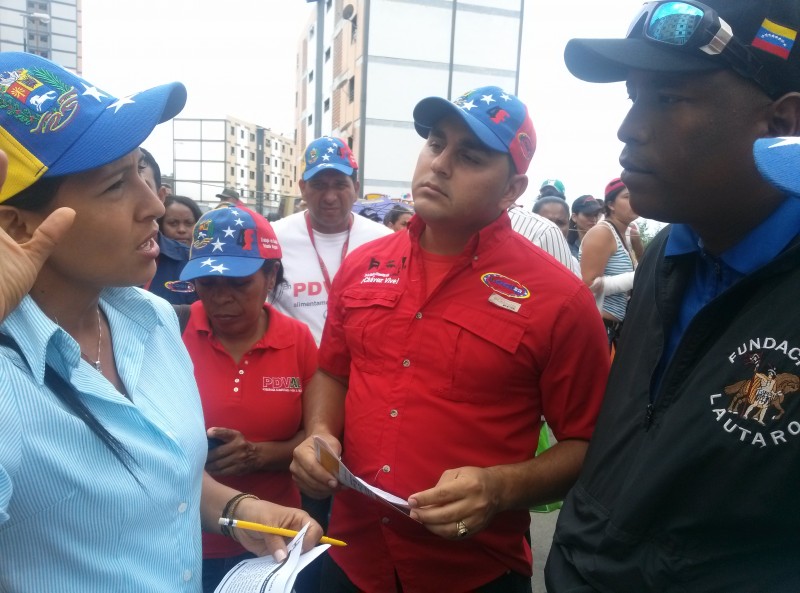 Viceministra Jessica Ruíz e Ing Anibal Fuentes R con representantes del Poder Popular