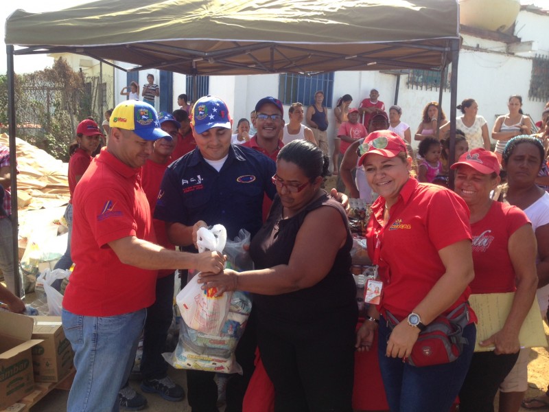 Liliana Ribas junto al Gte. Gral. de Logicasa en operativo a cielo abierto