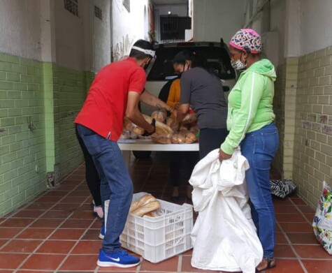 <b>MÁS DE MIL FAMILIAS DE CARACAS RECIBEN COMBO DE PANES CASA POR CASA<b>